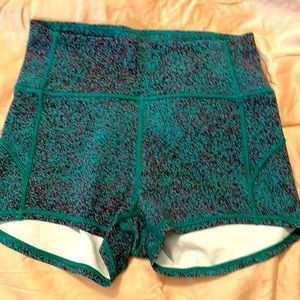 Lululemon sz 6 Confetti Print shorts